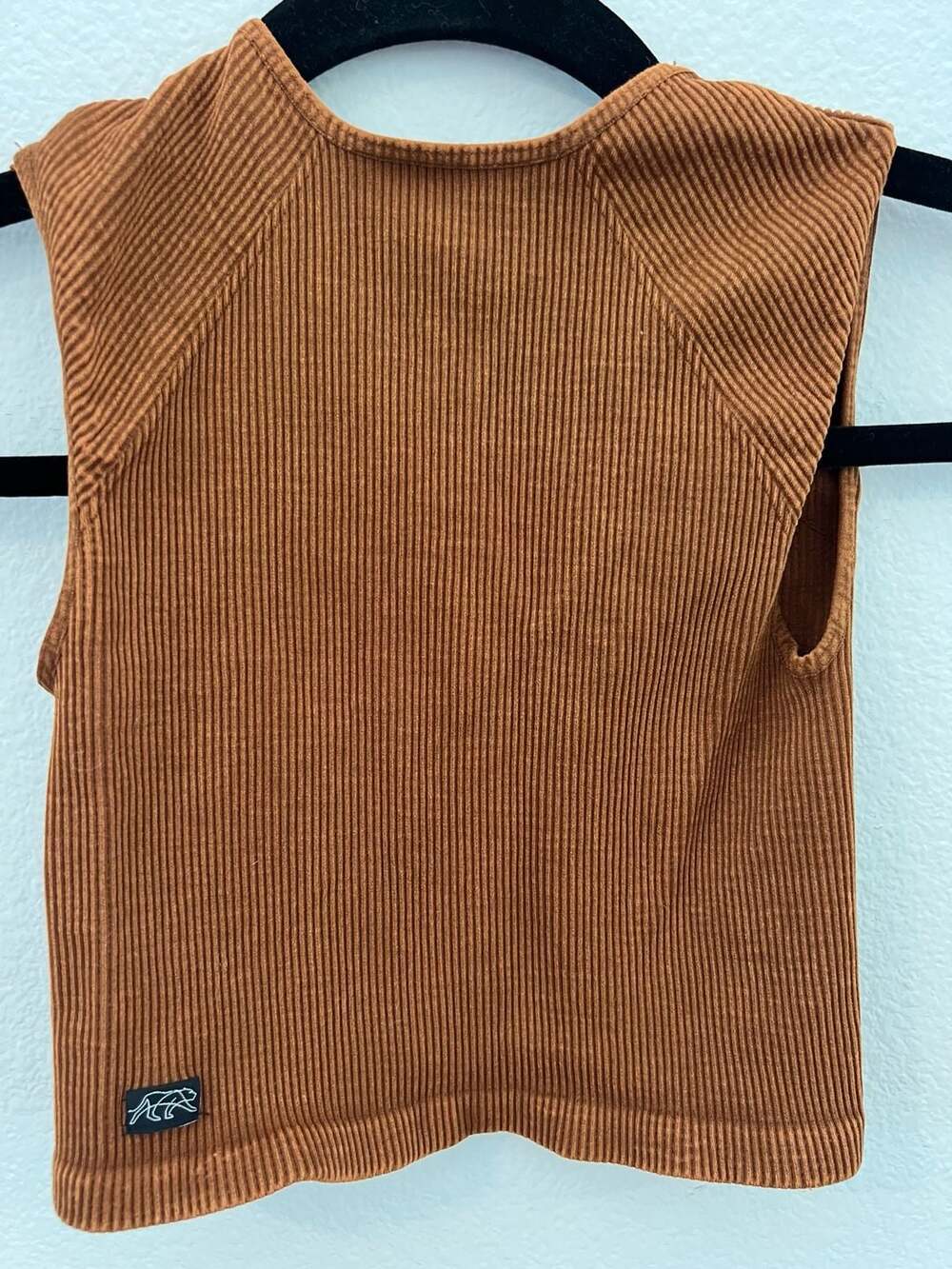 Tiger Friday Collins Ribbed V-Neck Athletic Crop Top in Toffee - Picture 4 of 4